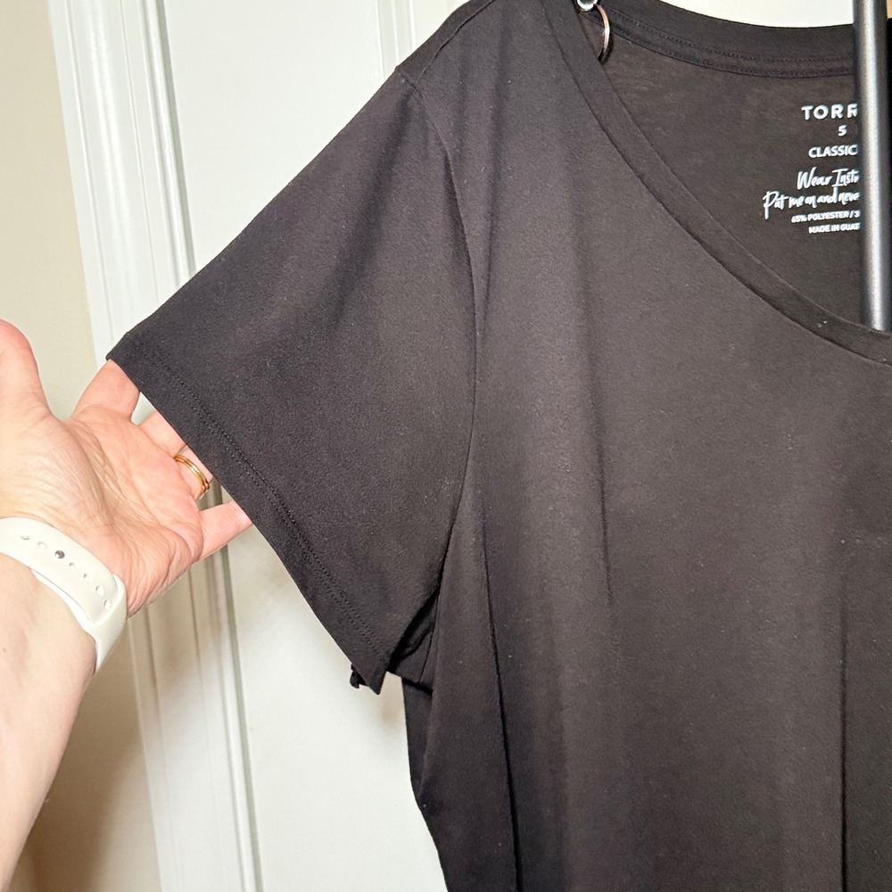 Torrid Classic Fit Black V-Neck Short Sleeve T-Shirt Plus Size 5X - Picture 2 of 6
